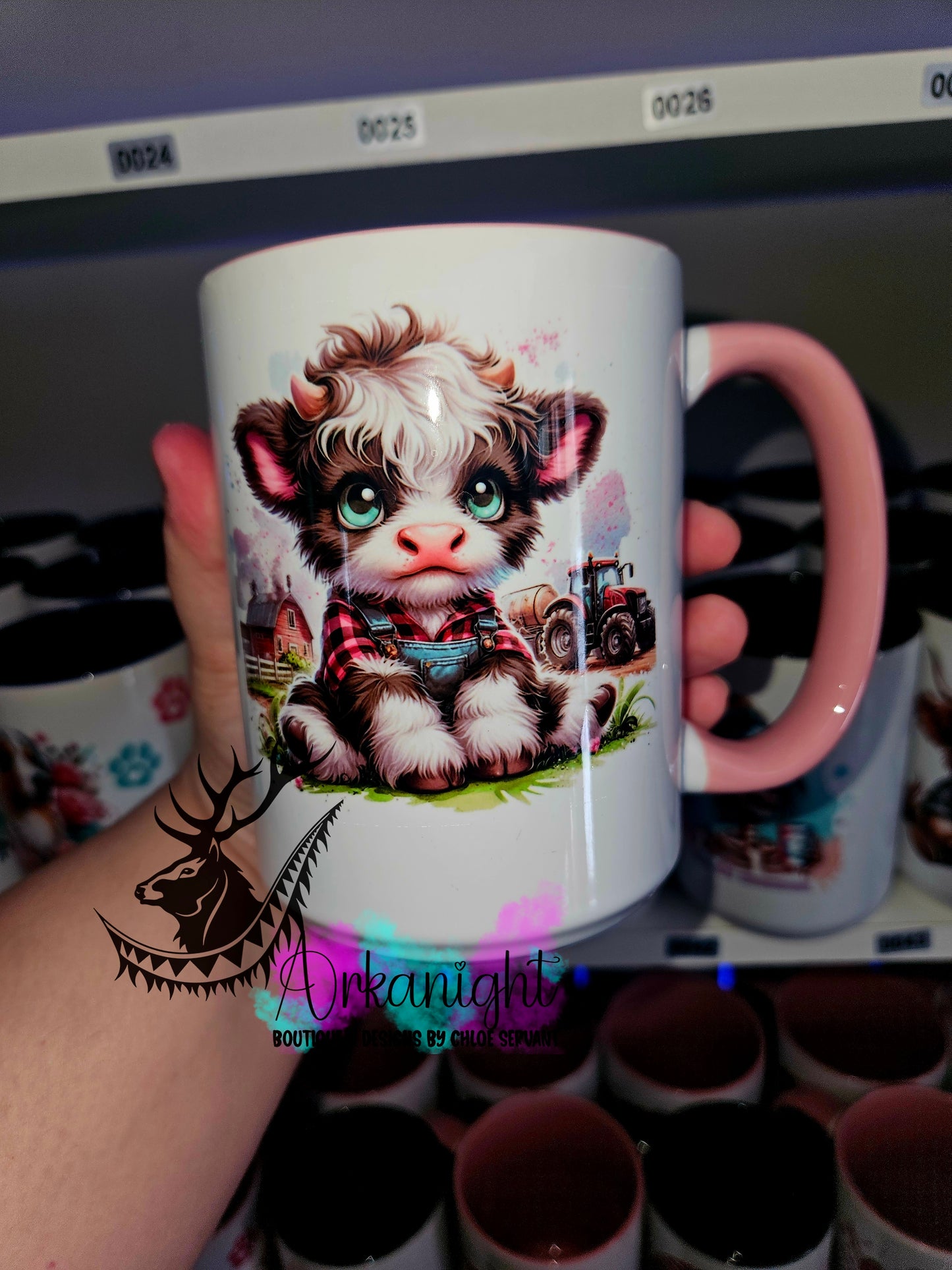 Tasse en céramique sur commande - Pink White & Black Highland Cow Farmer - 02
