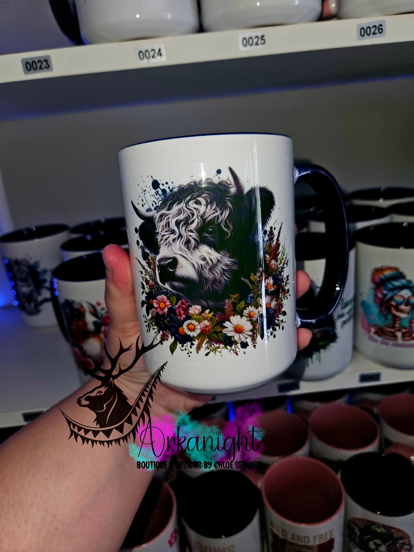 Tasse en céramique sur commande - Dark Flower Highland Cow - 02