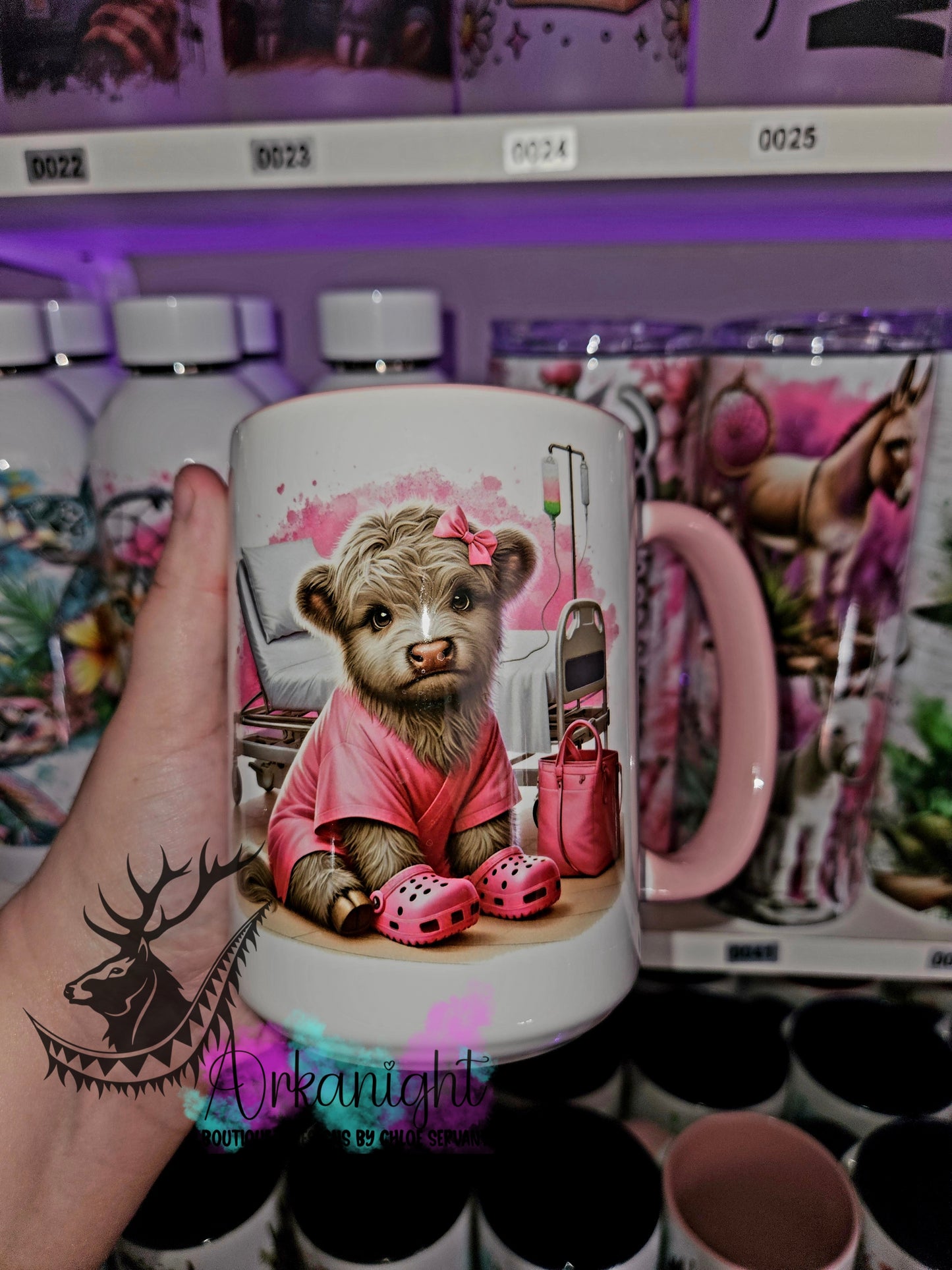 Tasse en céramique sur commande - Highland Cow Nurse - Rose - 01