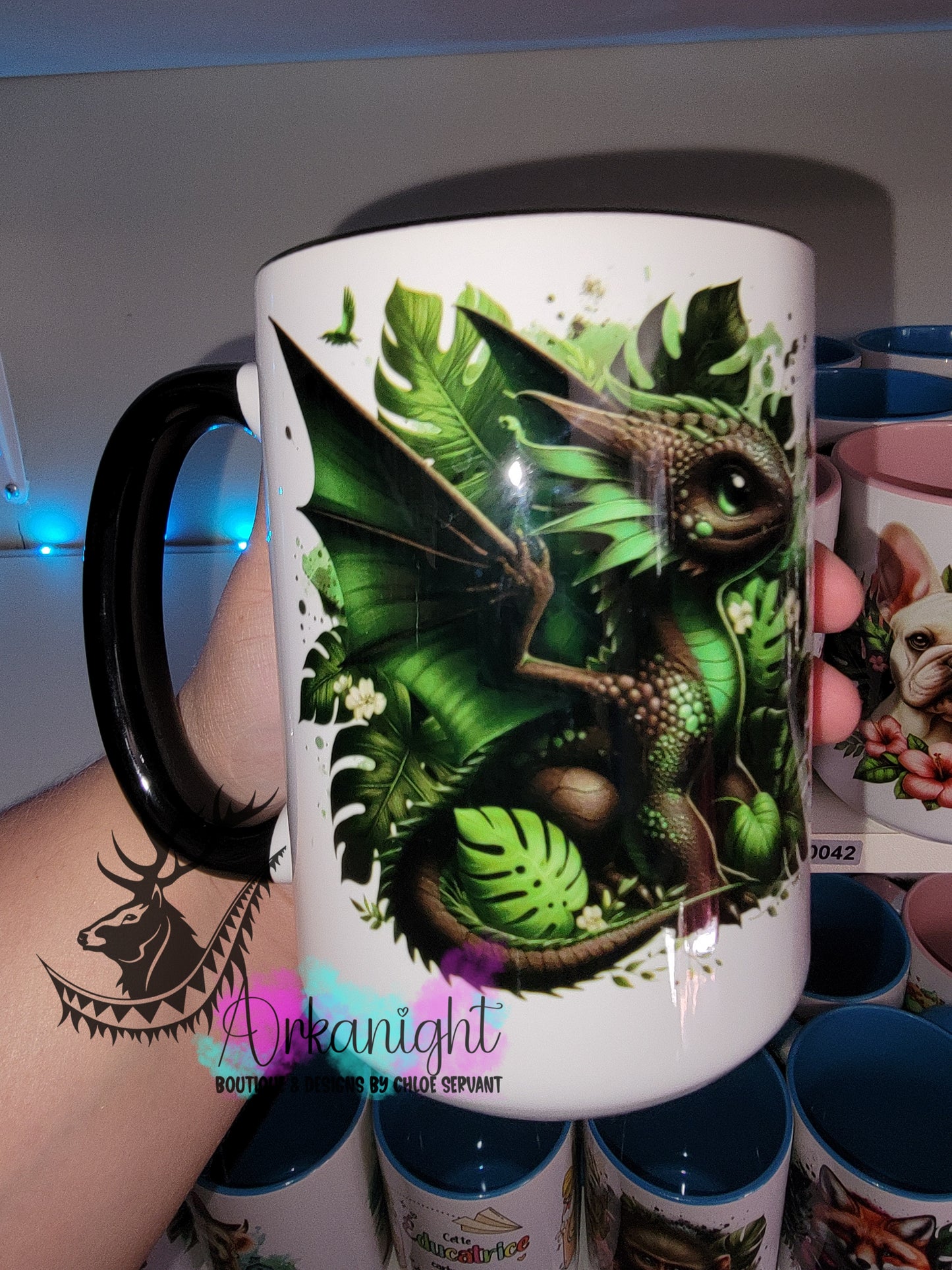 Tasse en céramique sur commande - Monstera & Bébé Dragon - Noir & Vert Flash