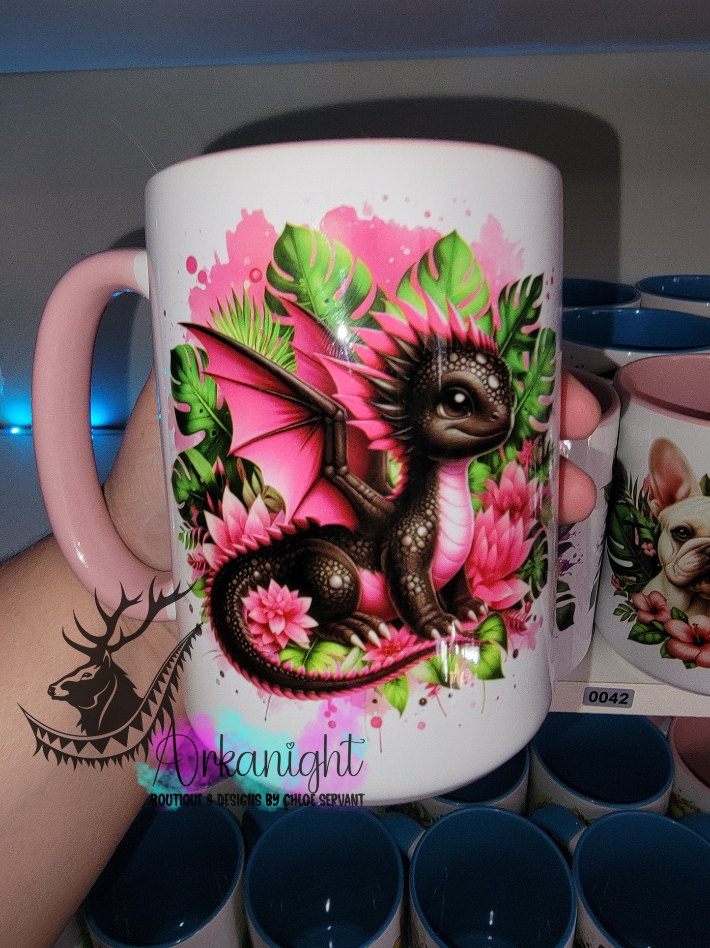 Tasse en céramique sur commande - Monstera & Bébé Dragon - Noir & Rose Flash