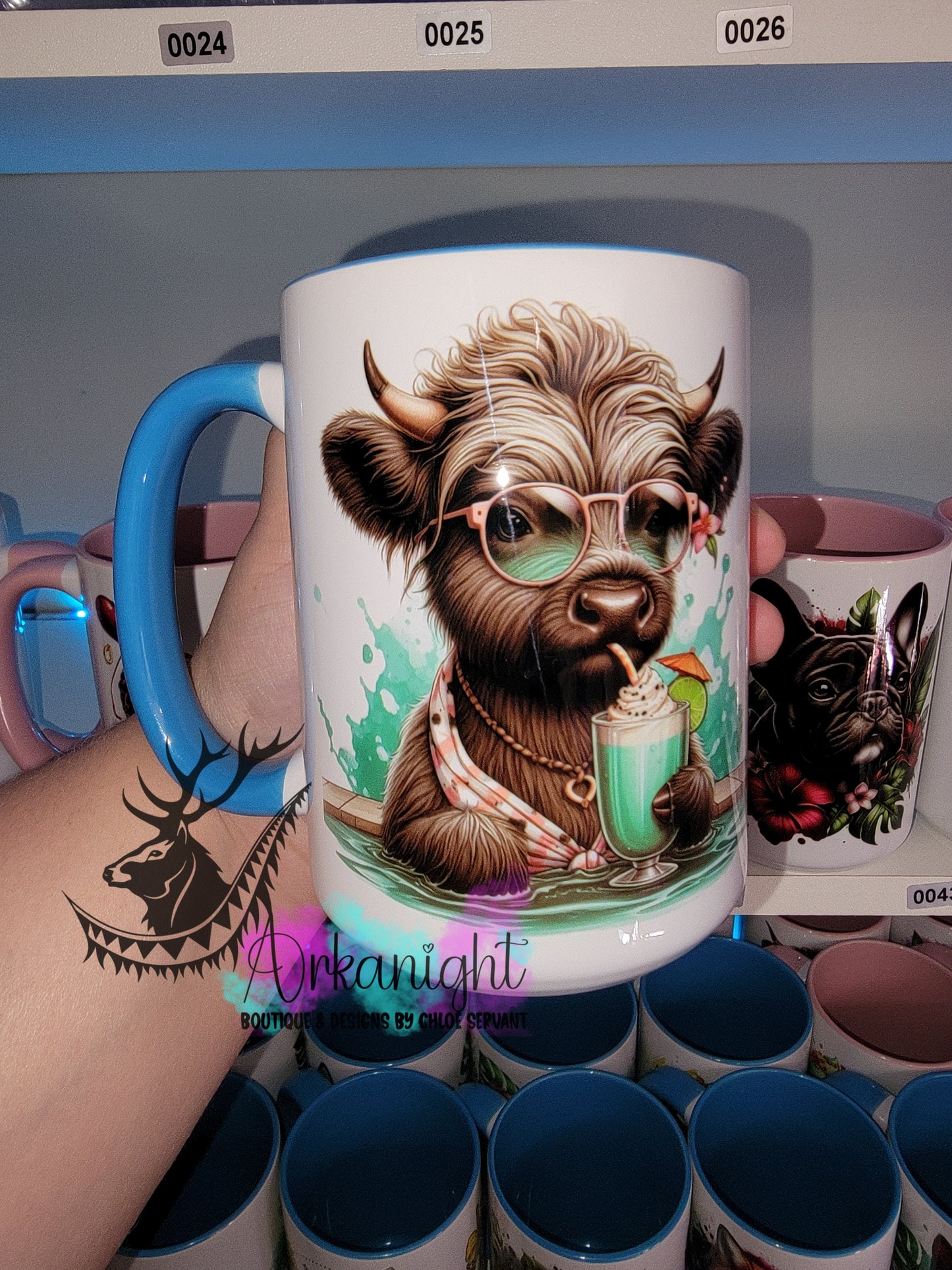 Tasse en céramique sur commande - Highland Cow - À la piscine - Bleu