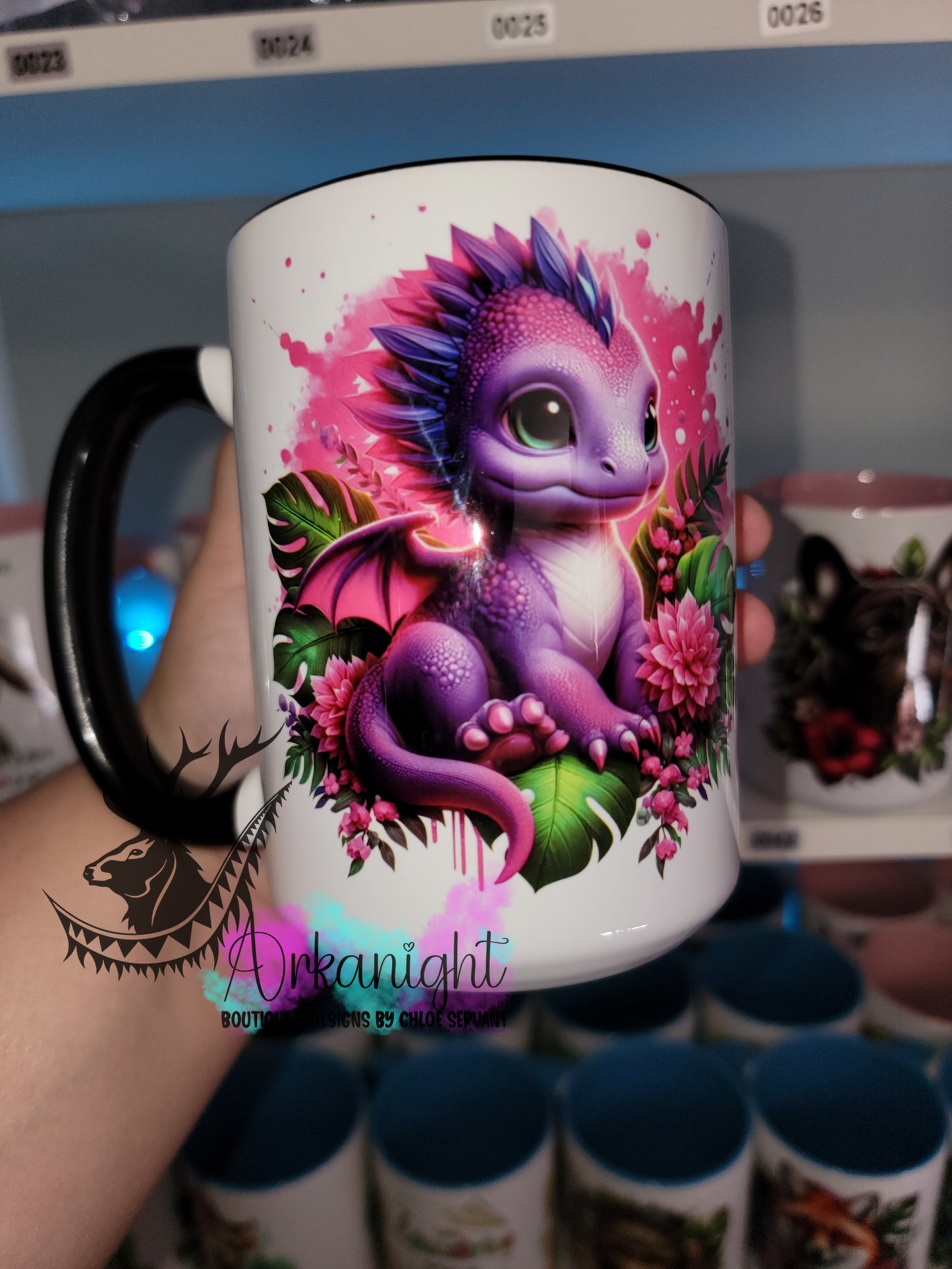 Tasse en céramique sur commande - Monstera & Bébé Dragon - Rose & Mauve
