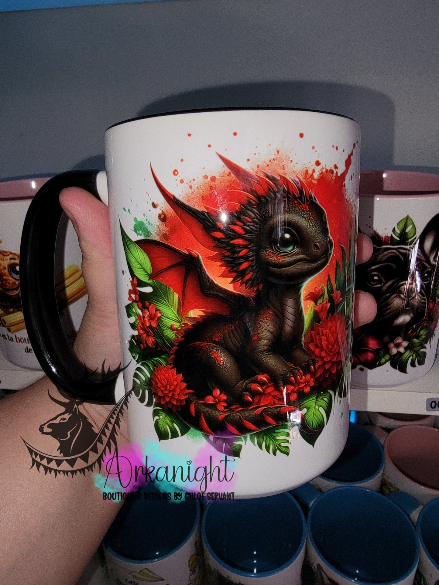 Tasse en céramique sur commande - Monstera & Bébé Dragon - Noir & Rouge Flash