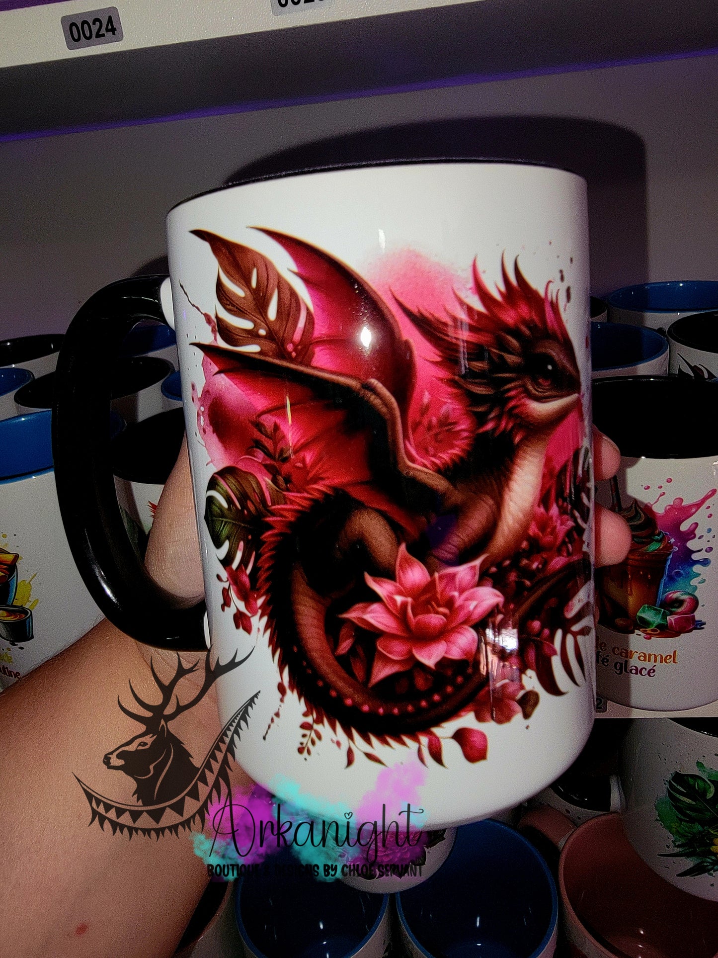 Tasse en céramique sur commande - Monstera & Bébé Dragon - Dark Purple & Rose