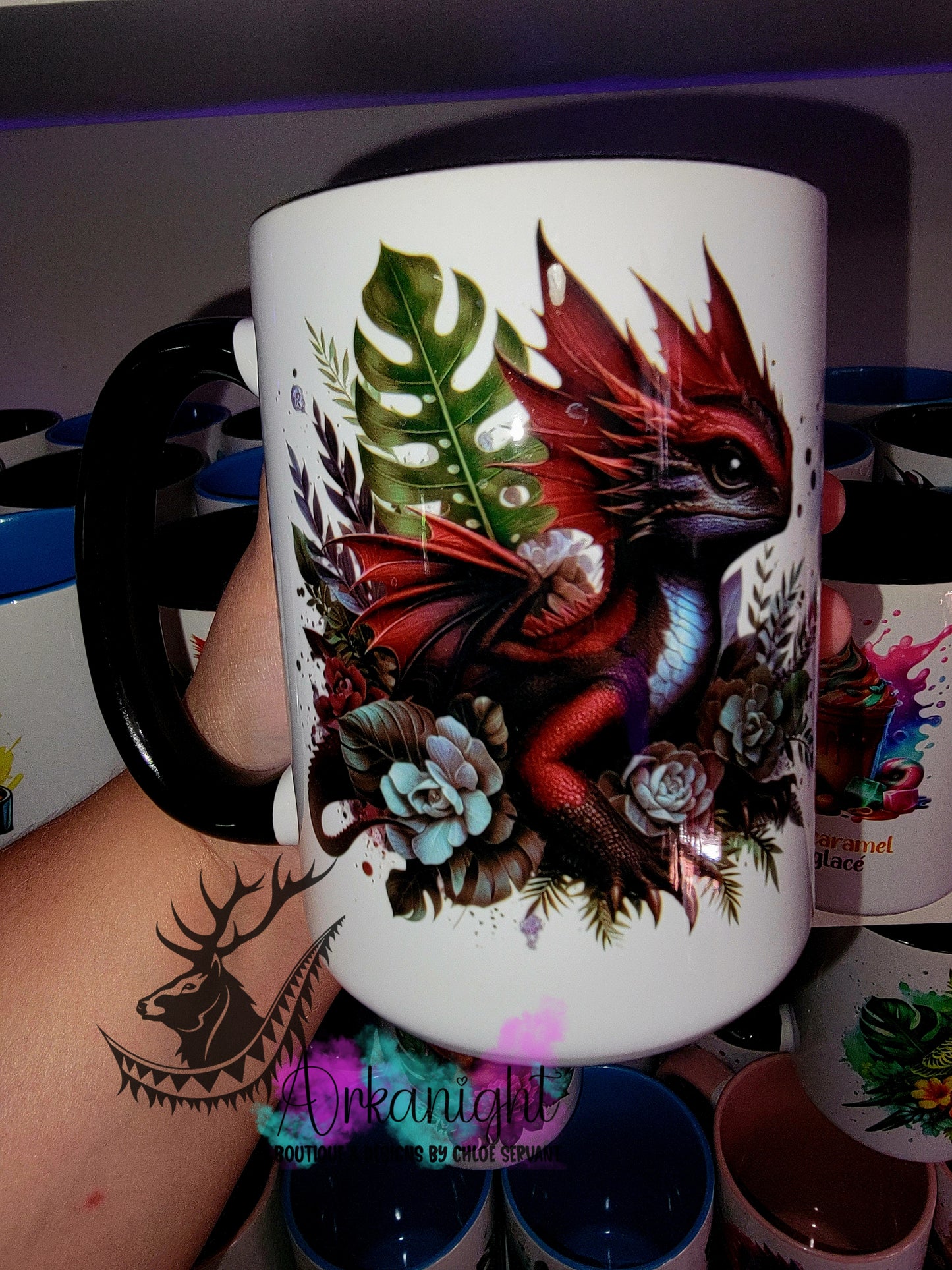 Tasse en céramique sur commande - Monstera & Bébé Dragon - Bourgogne & Bleu Marin
