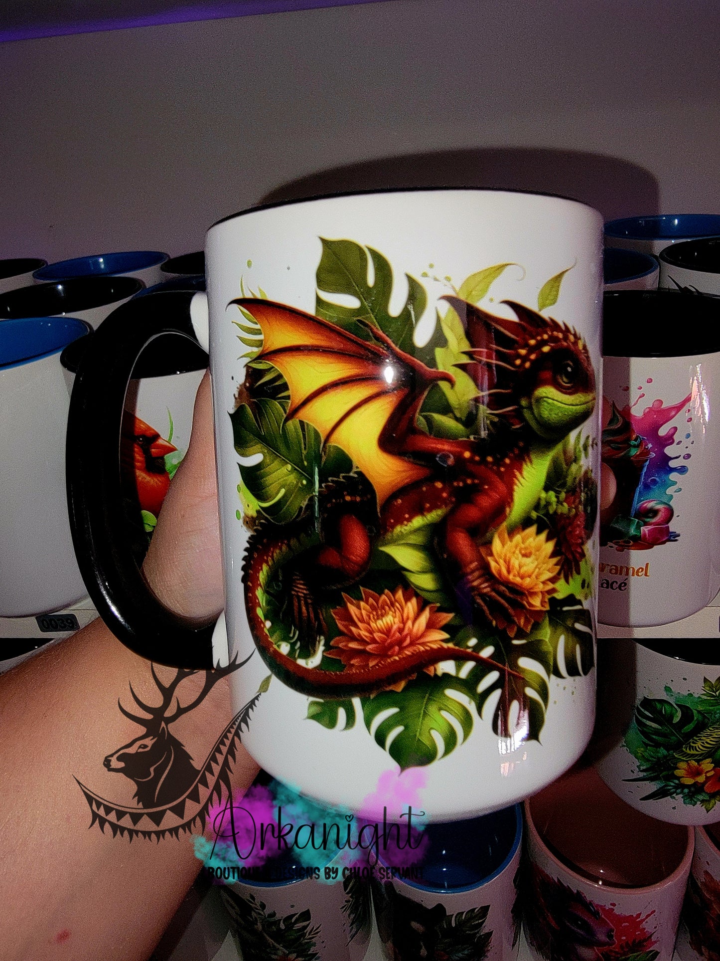 Tasse en céramique sur commande - Monstera & Bébé Dragon - Bourgogne, Jaune & Vert