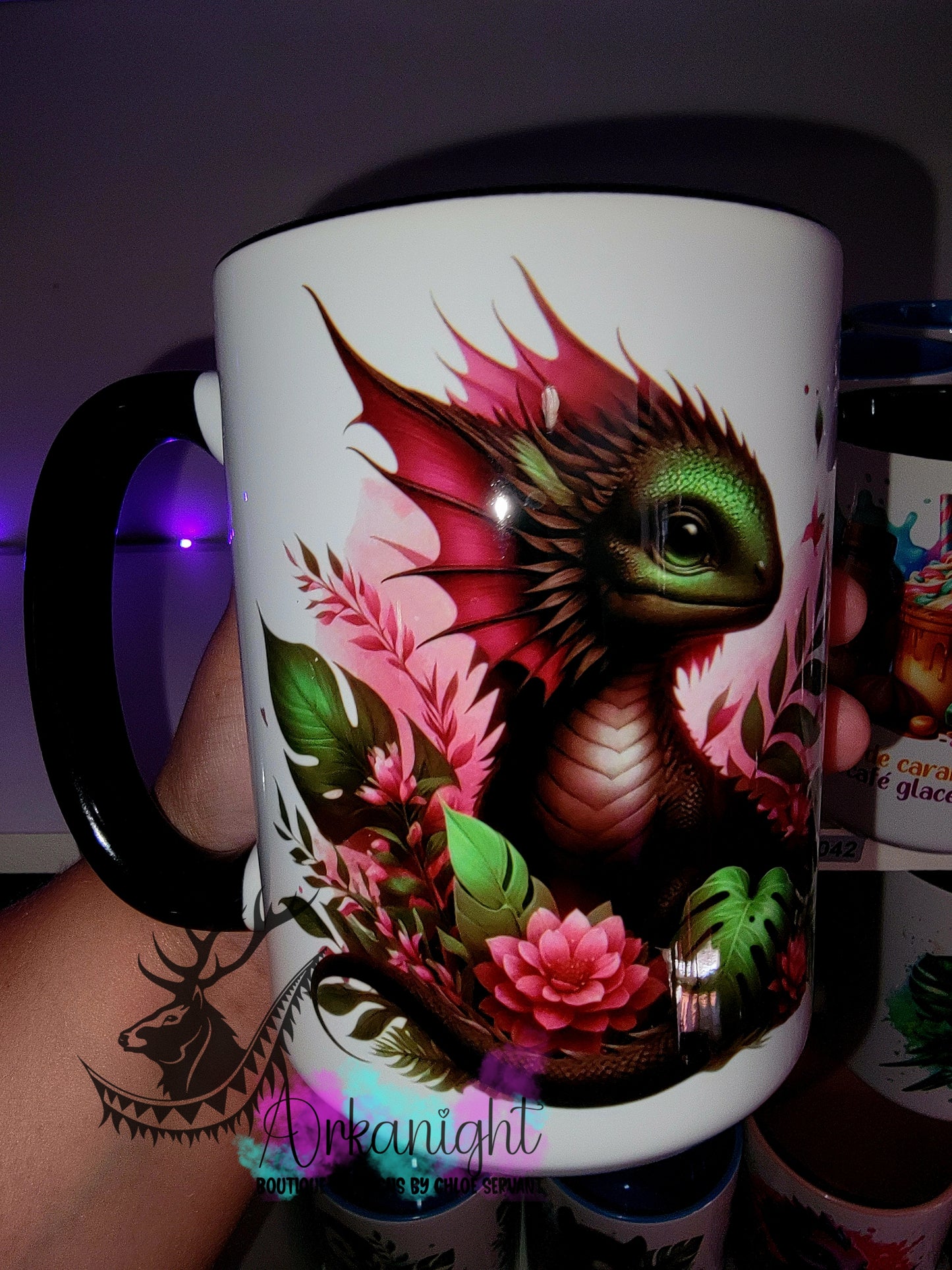 Tasse en céramique sur commande - Monstera & Bébé Dragon - Vert & Fushia