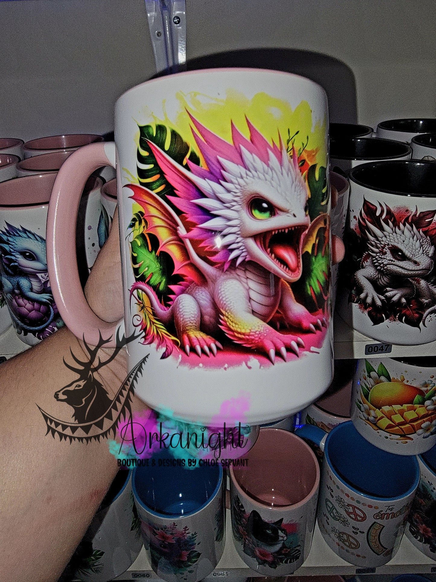 Tasse en céramique sur commande - Bébé Dragon Blanc , Rose Néon & Jaune Néon
