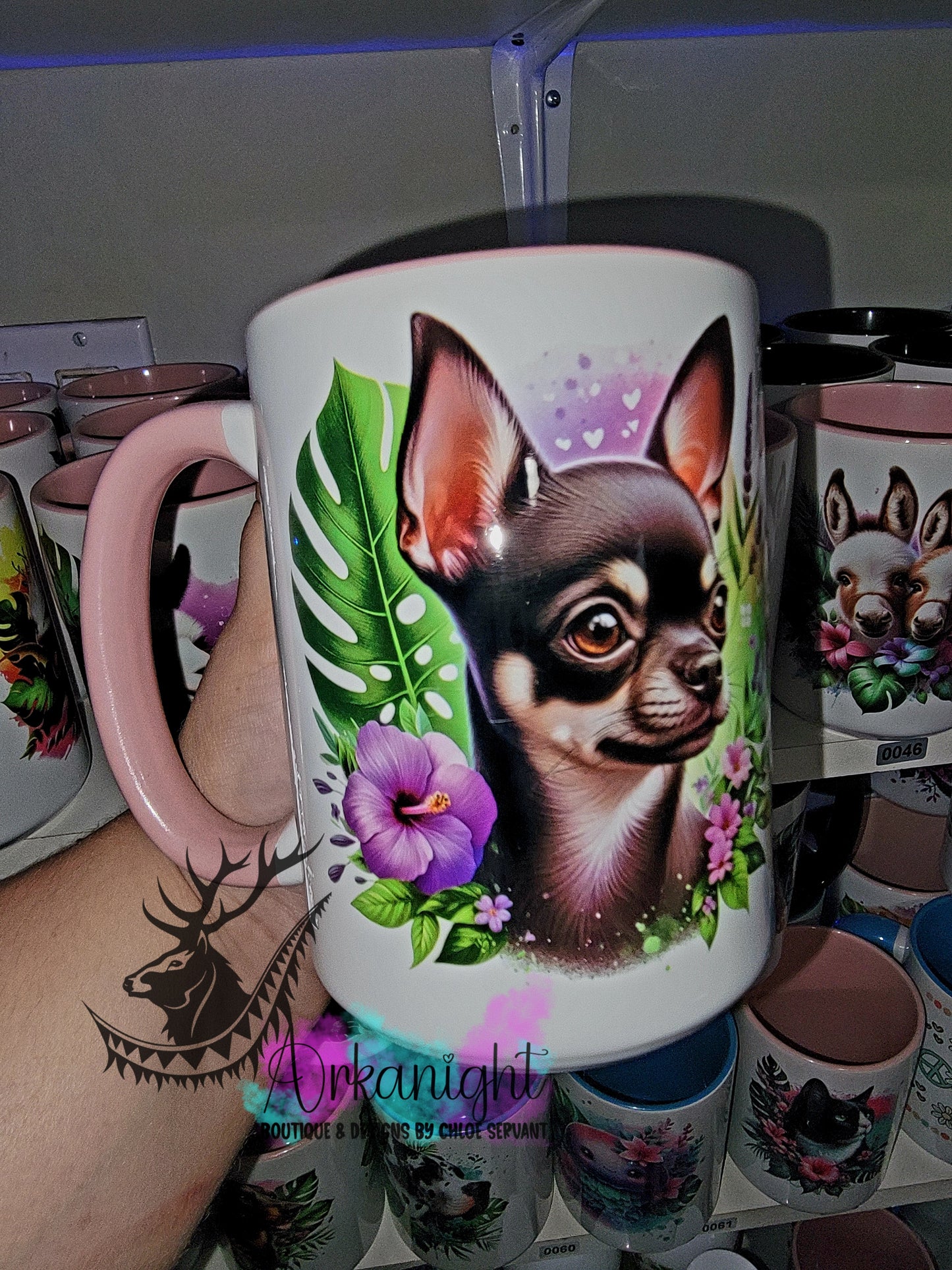 Tasse en céramique sur commande - Monstera & Chihuahua Brun et Tan