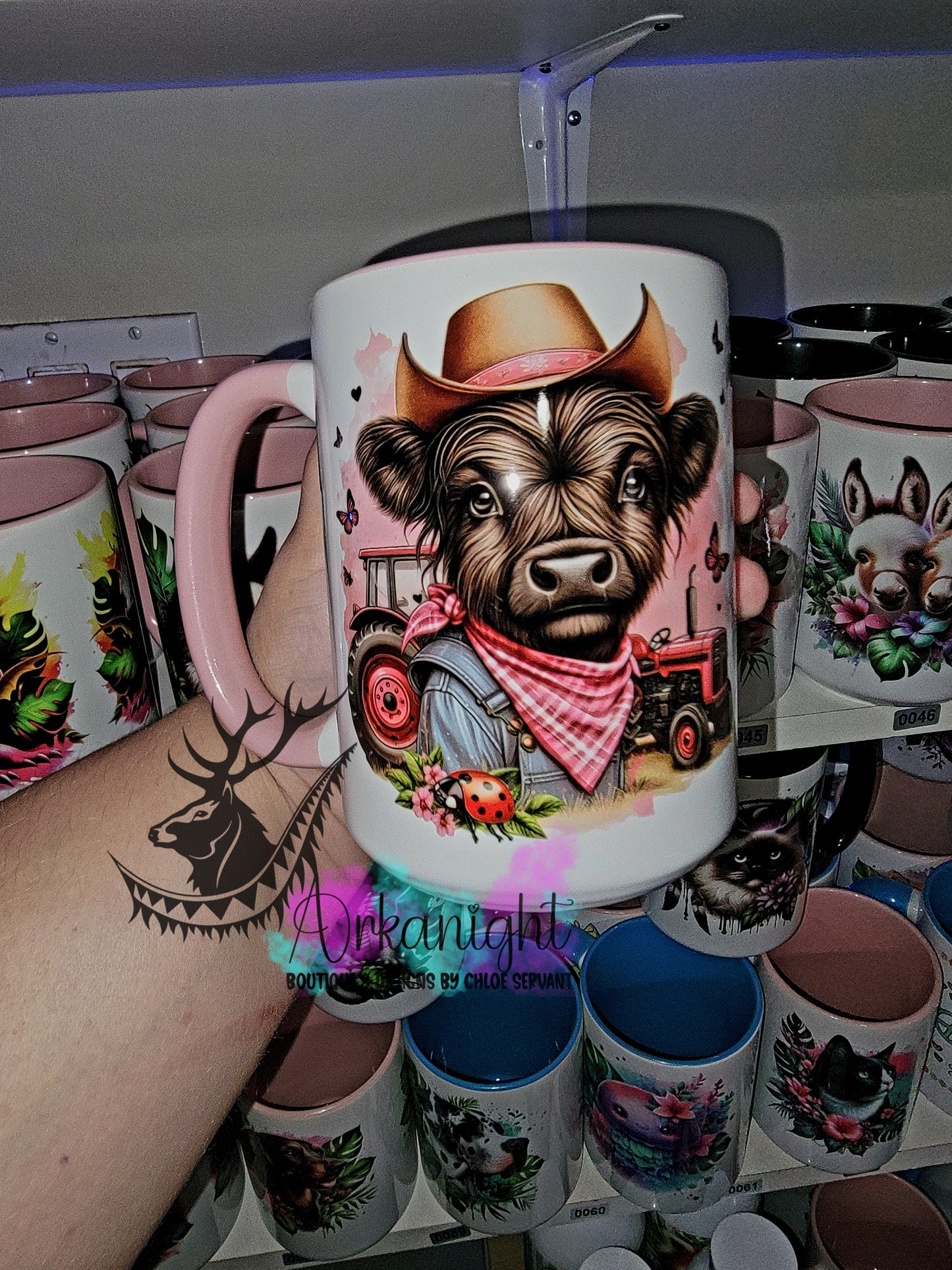 Tasse en céramique sur commande - Vache Highland Fermière Rose 1