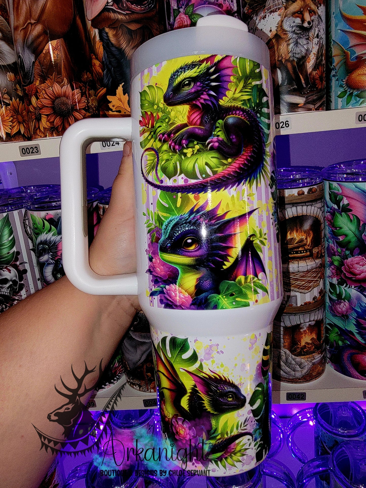 Gourde 40 oz sur commande - Collection Monstera & Bébé Dragon - Noir, Mauve, Fushia & Jaune