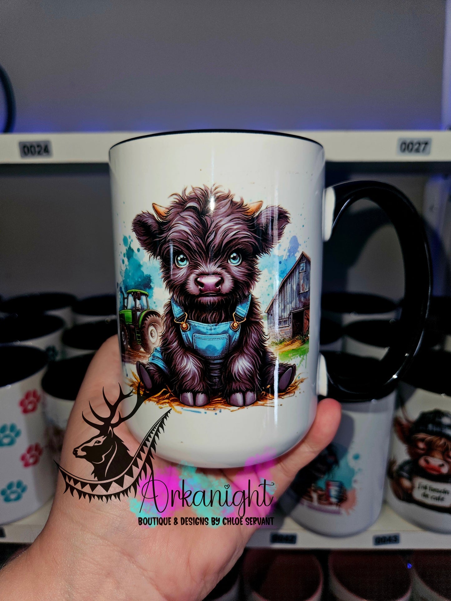 Tasse en céramique sur commande - Jeans overall Black Highland Cow Farmer