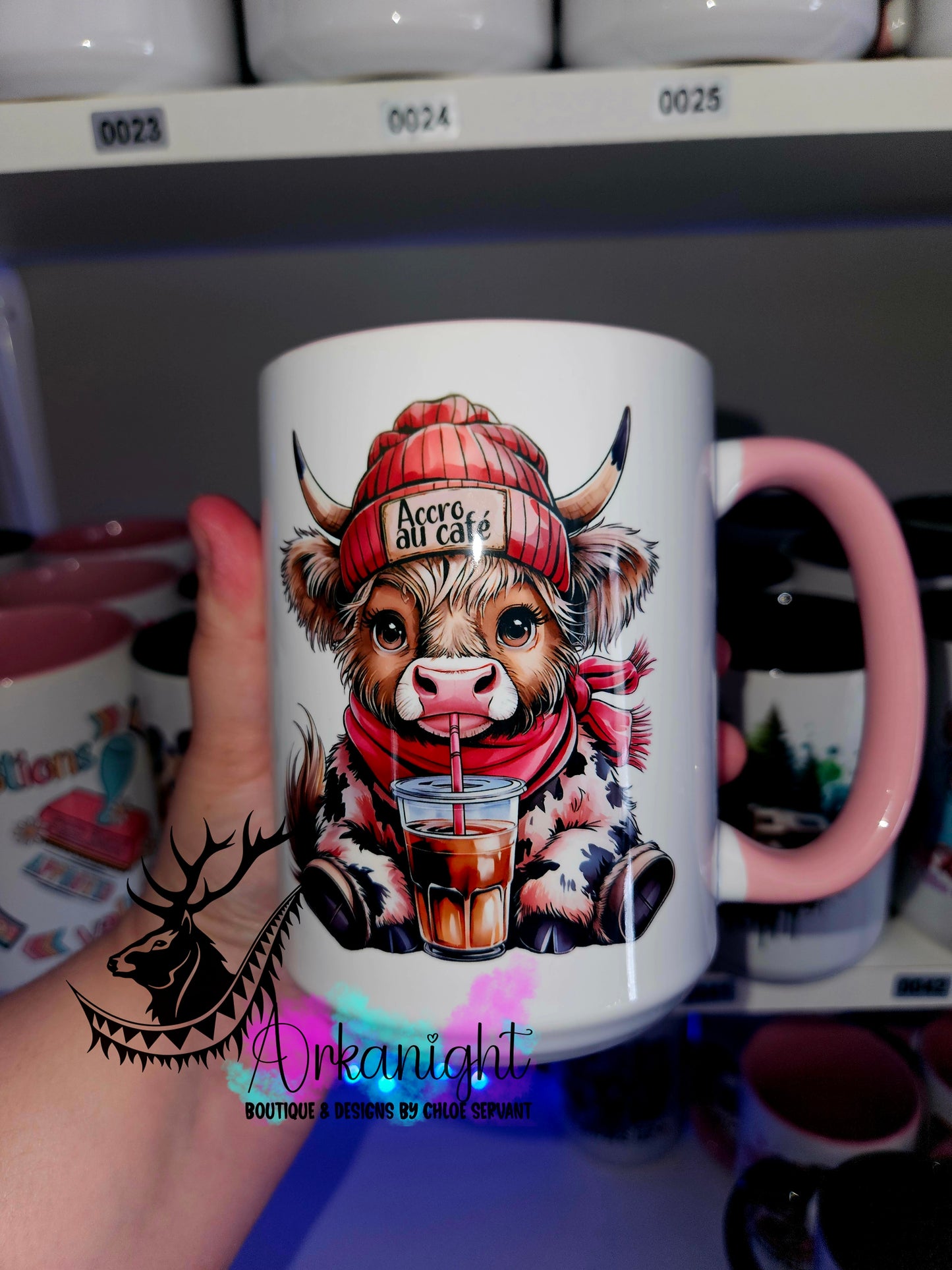 Tasse en céramique sur commande - Accro au Café - Rose