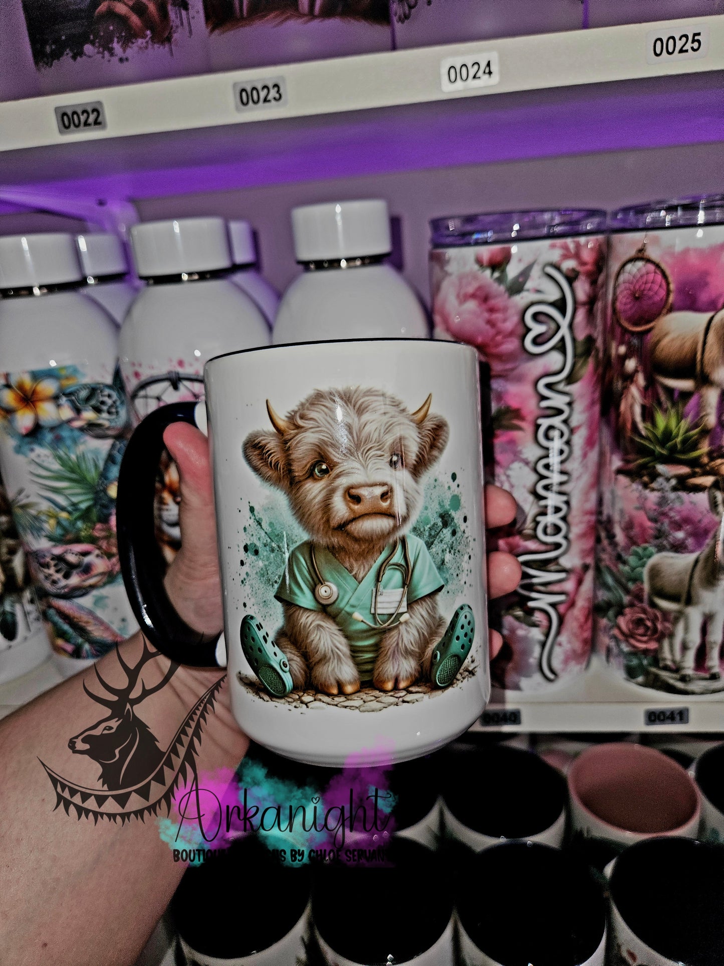 Tasse en céramique sur commande - Highland Cow Nurse - blue