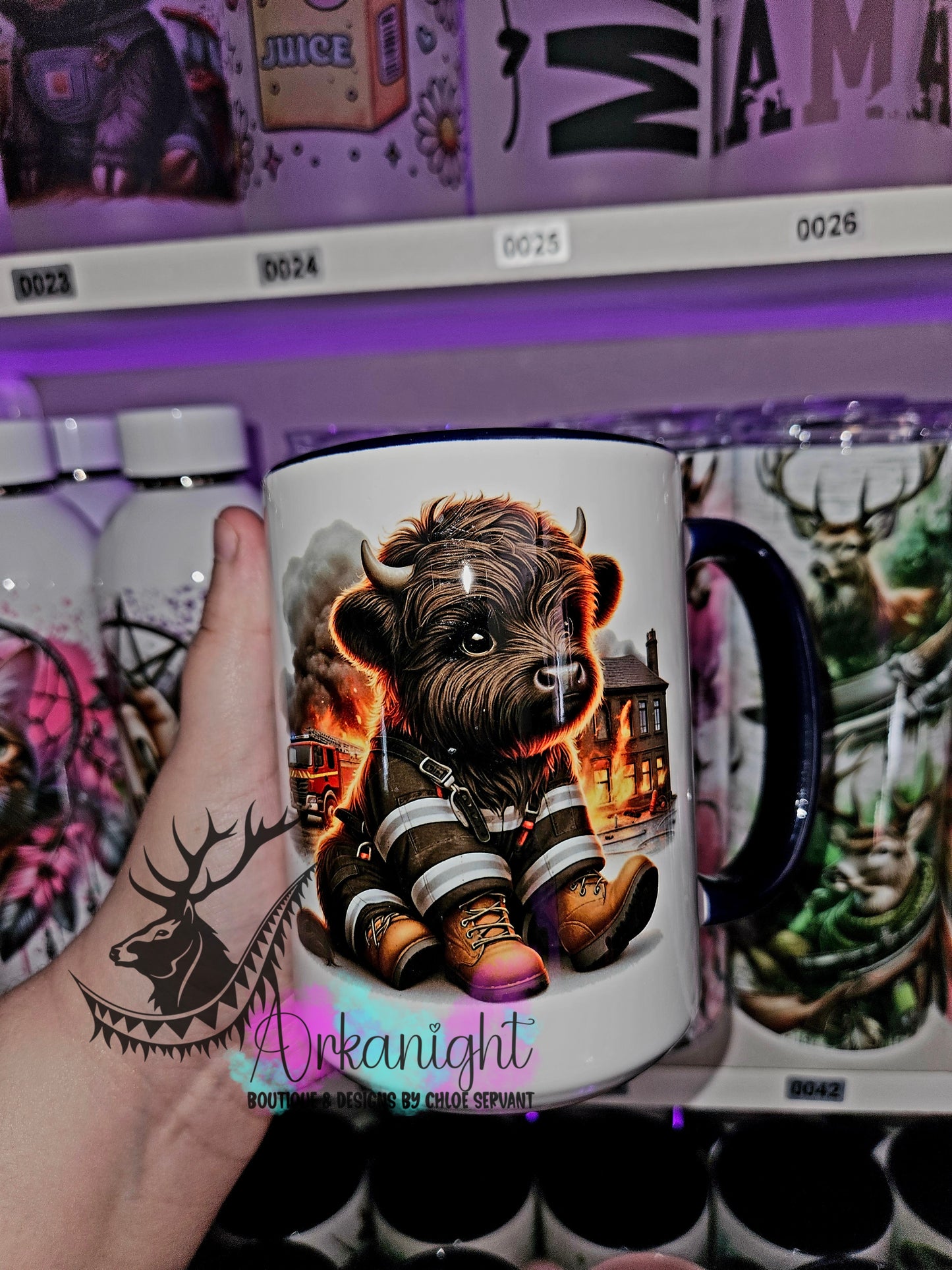Tasse en céramique sur commande - Highland Cow Pompier - 01