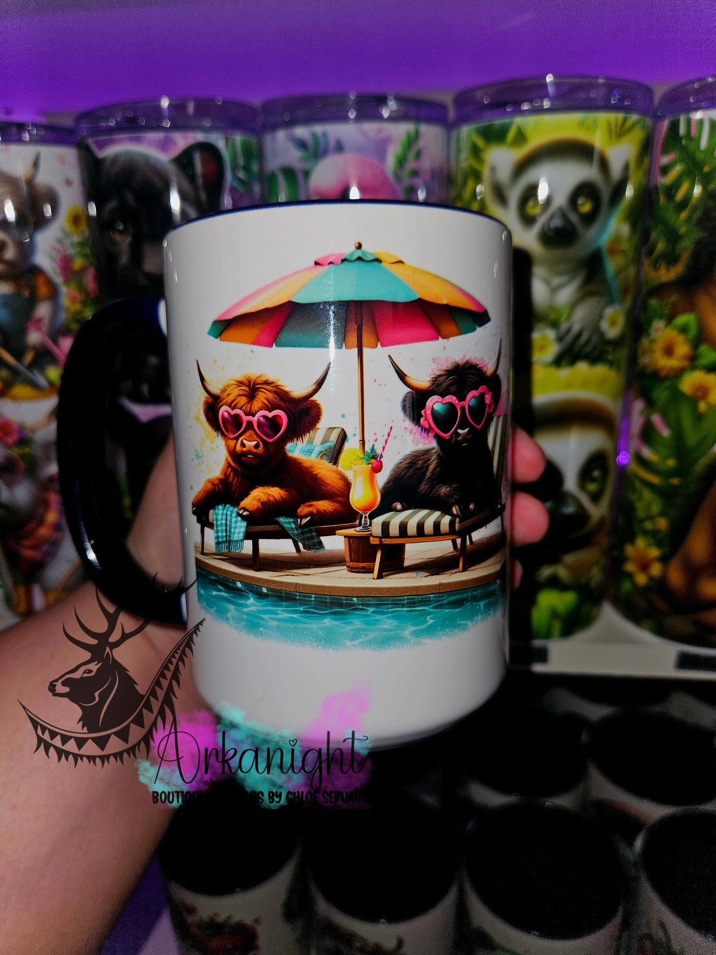 Tasse en céramique sur commande - Highland Cow à la piscine