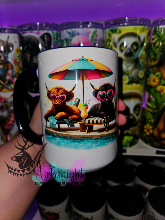 Tasse en céramique sur commande - Highland Cow à la piscine