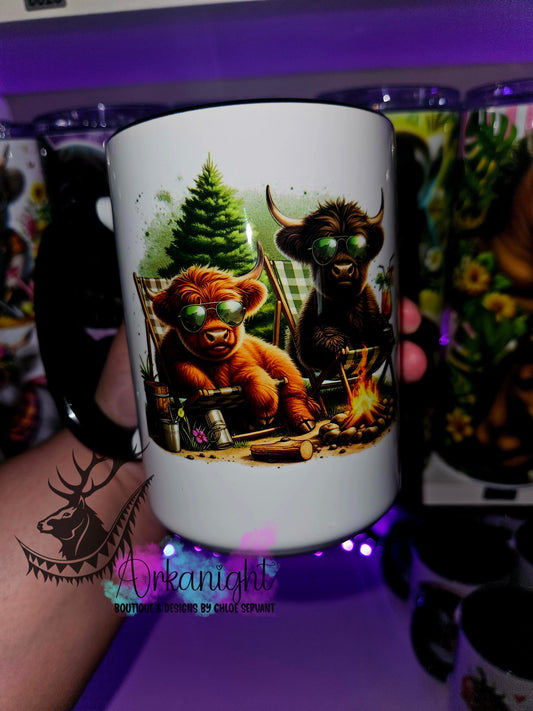 Tasse en céramique sur commande - Highland Cow en Camping - 01