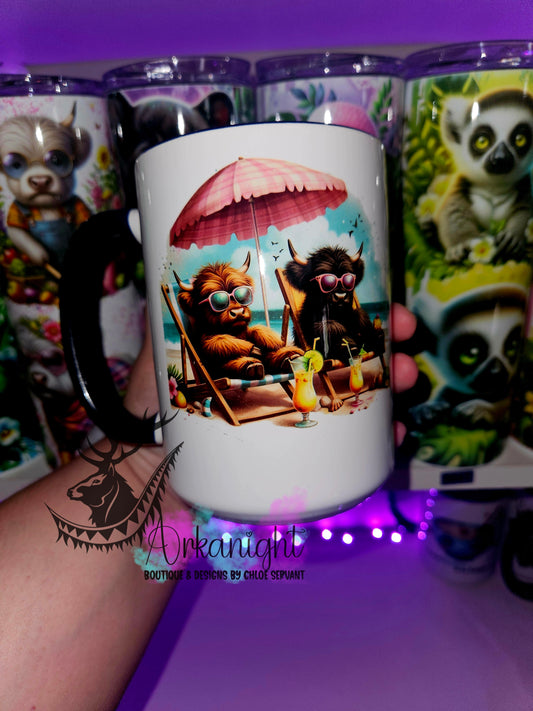 Tasse en céramique sur commande - Highland Cow à la plage - 01