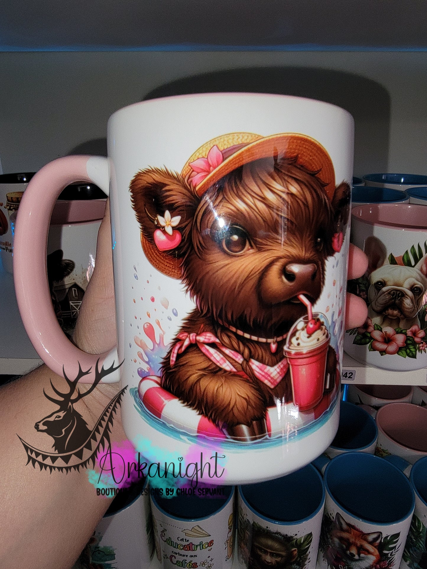 Tasse en céramique sur commande - Highland Cow - À la piscine - rose