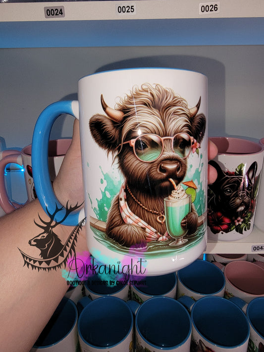 Tasse en céramique sur commande - Highland Cow - À la piscine - Bleu