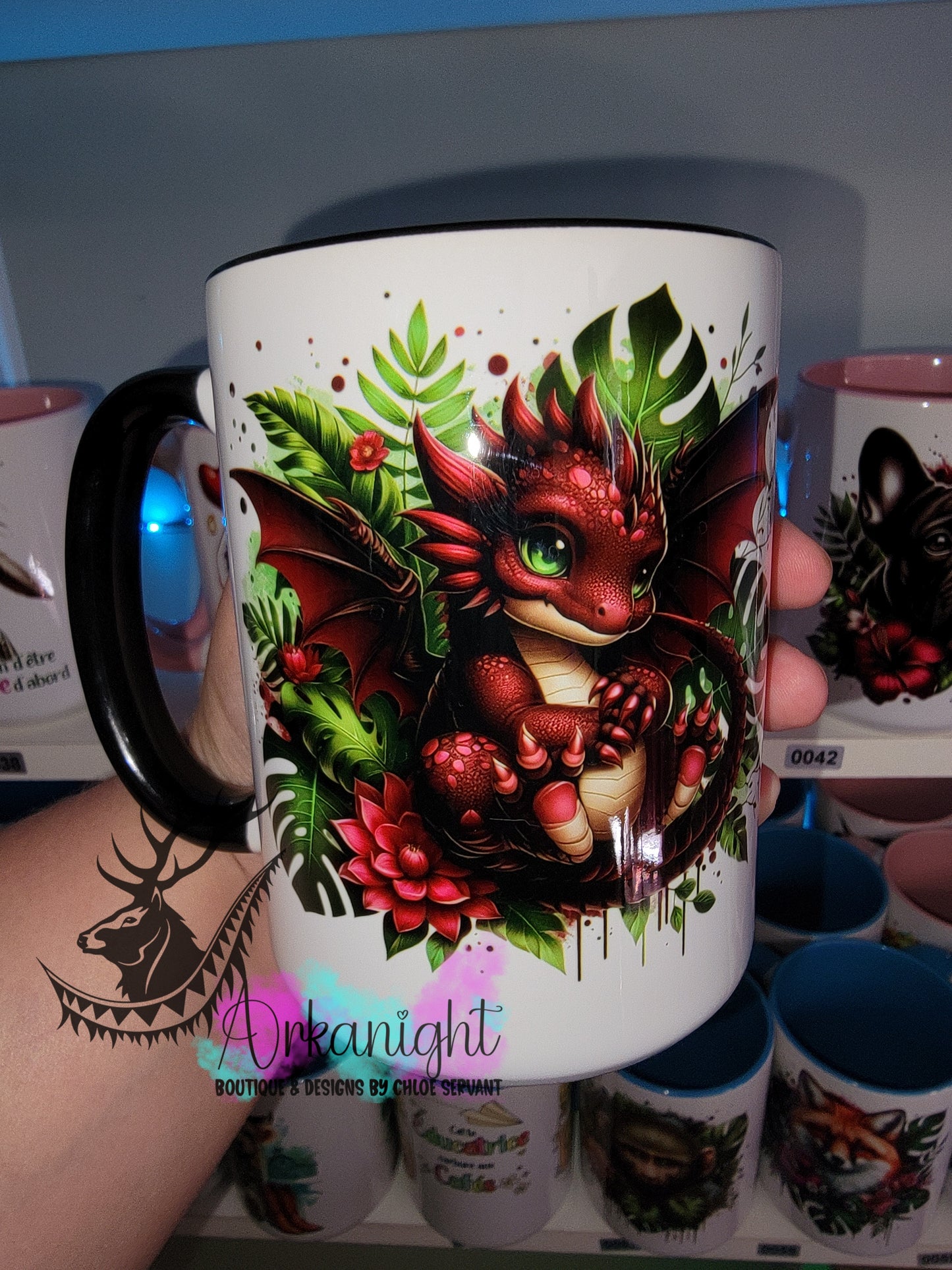 Tasse en céramique sur commande - Monstera & Bébé Dragon - Rouge Bourgogne