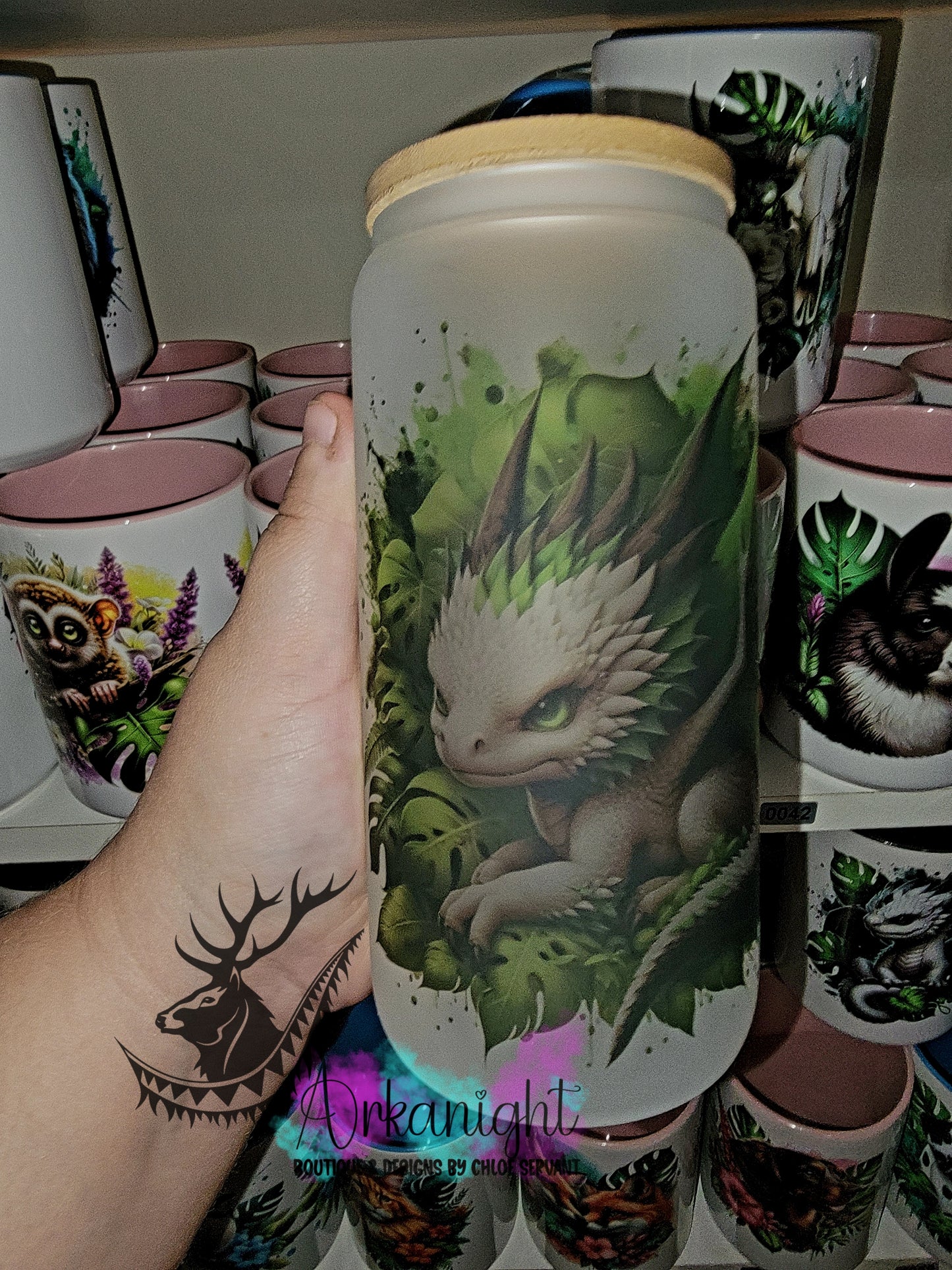 Verre en vitre givré 16oz & Couvercle en Bambou - Bébé Dragon Blanc & Vert Forêt