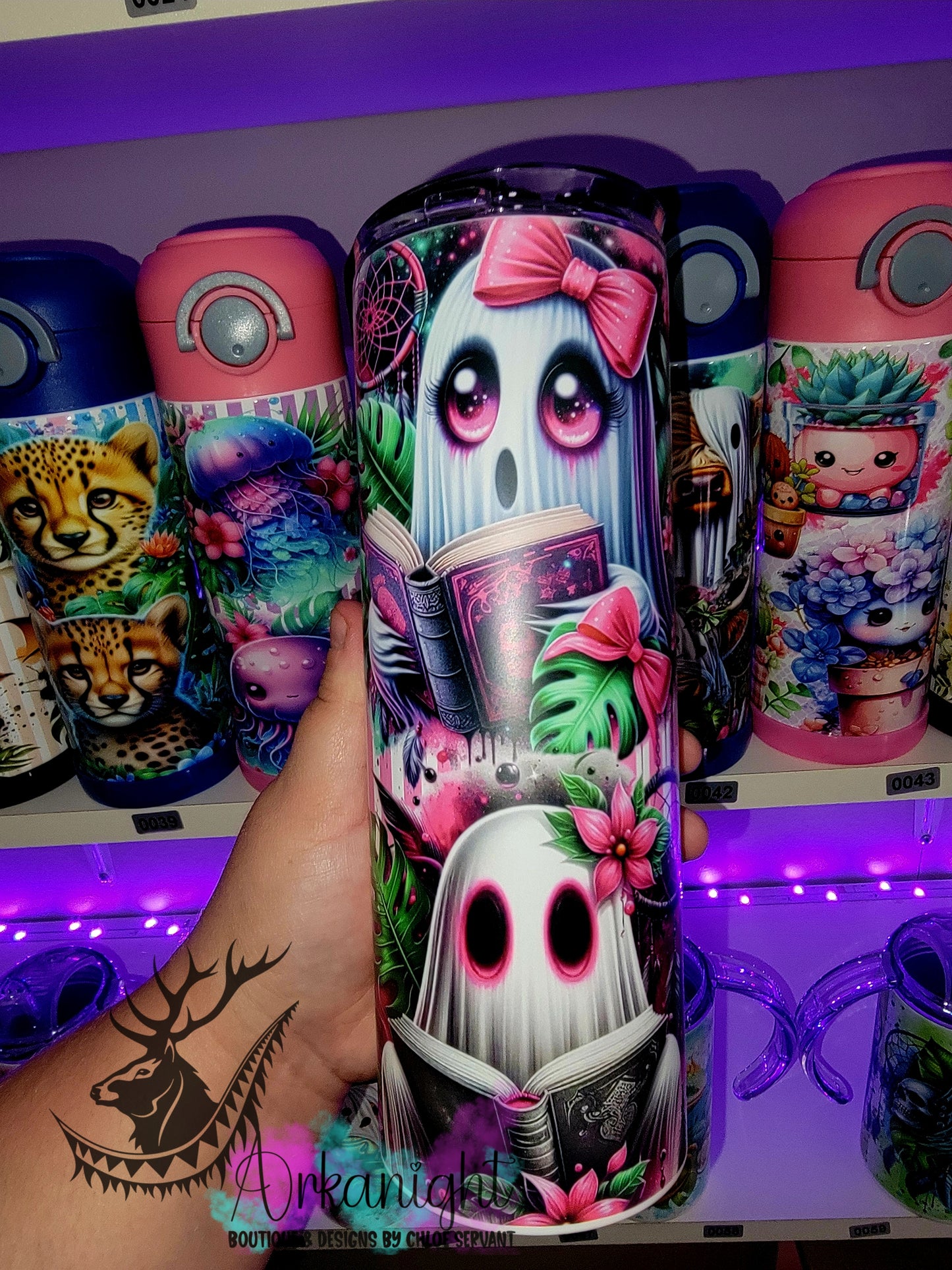 Gourde sur commande - Collection Monstera & Halloween 2025 - Cute Pink Reading Ghost