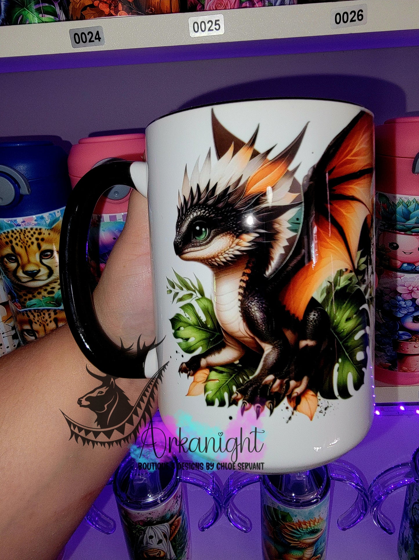 Tasse en céramique sur commande - Bébé Dragon - Noir , Blanc & Pêche