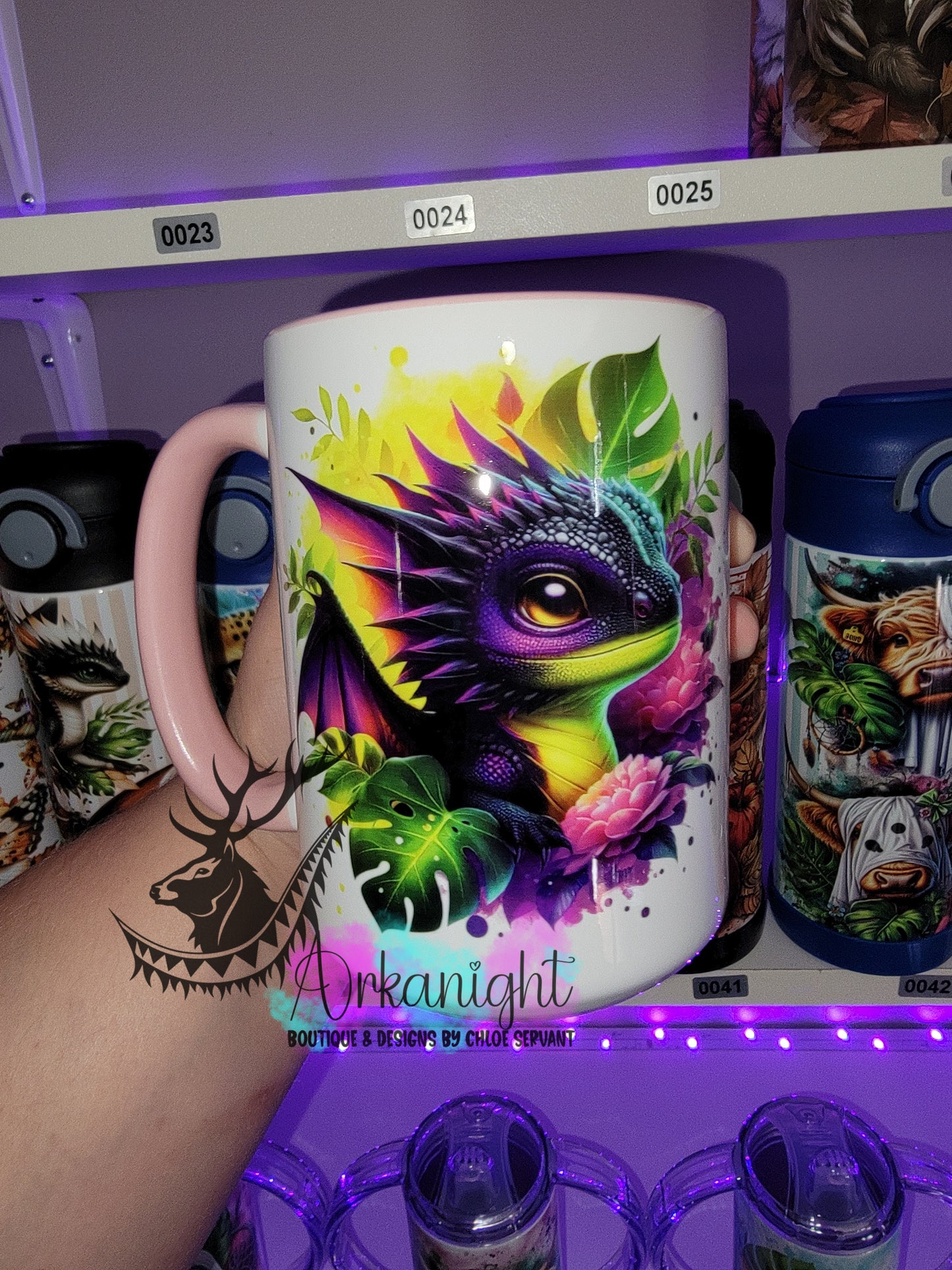 Tasse en céramique sur commande - Bébé Dragon Noir, jeune , Rose & Mauve 02