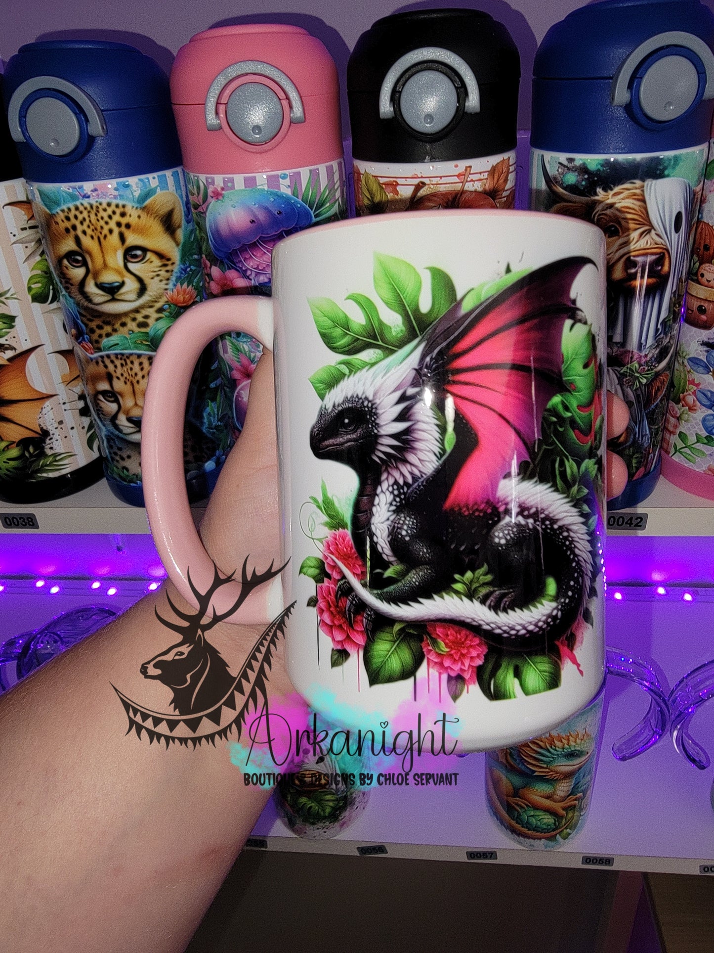 Tasse en céramique sur commande - Bébé Dragon Noir, Rose & Blanc